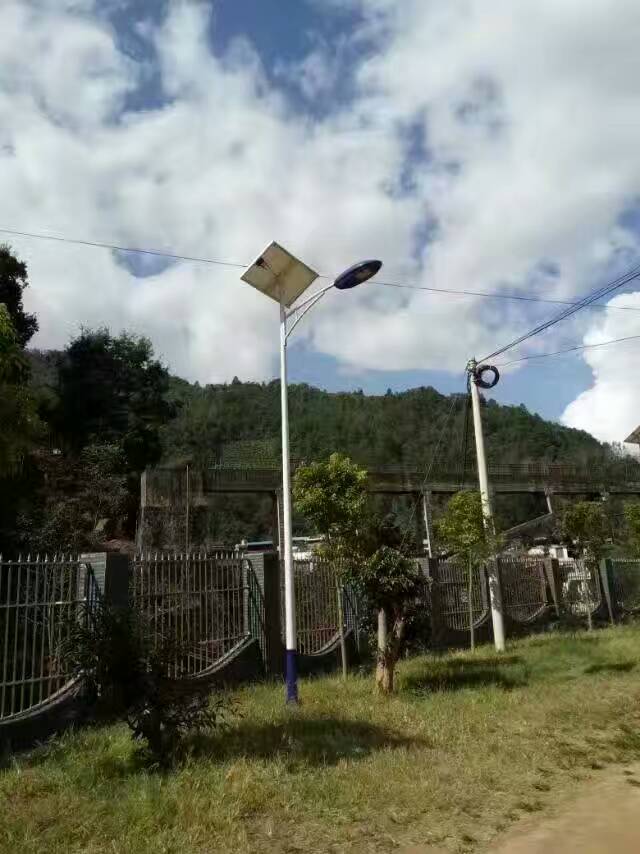 農村太陽能路燈安裝竣工