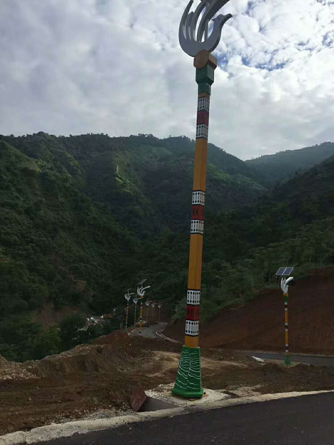 華可感謝貴州王總的信任，80套太陽能路燈安裝完畢！