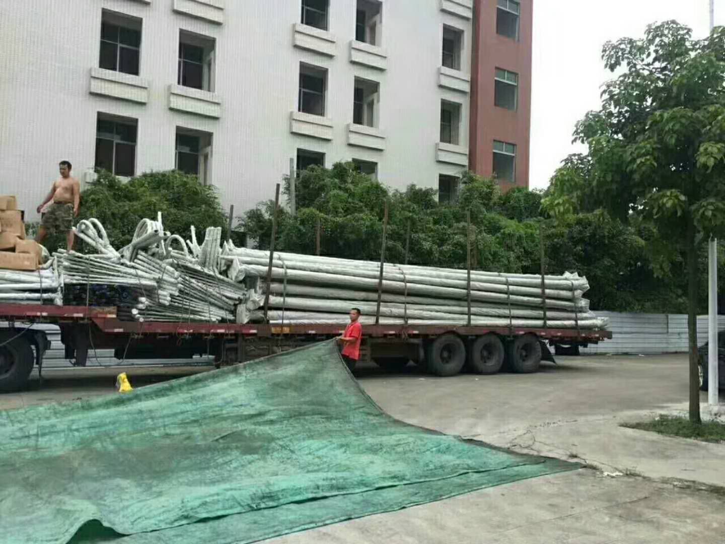 【華可路燈案例】甘肅200套農村led太陽能路燈發整車！